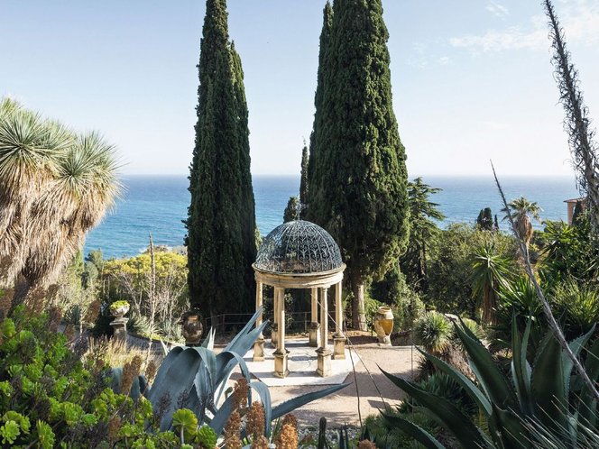 Tempietto tra i cipressi con vista sul mare ai Giardini Hanbury