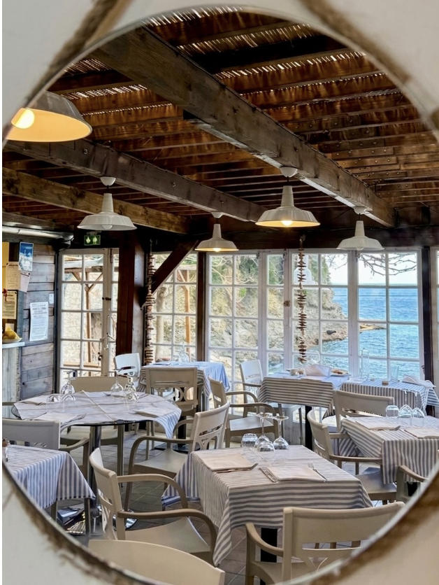 Interno del ristorante affacciato sulla scogliera