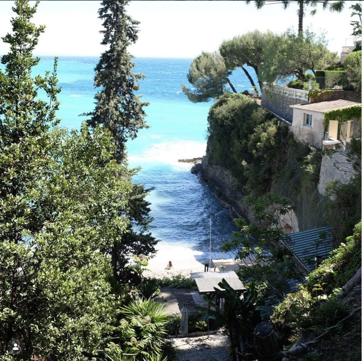 Cala rocciosa e mare turchese al Cap Martin