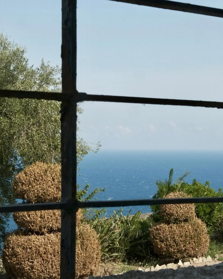 Vista sul mare dalla finestra del Monastero del Carmelo di Gio Ponti