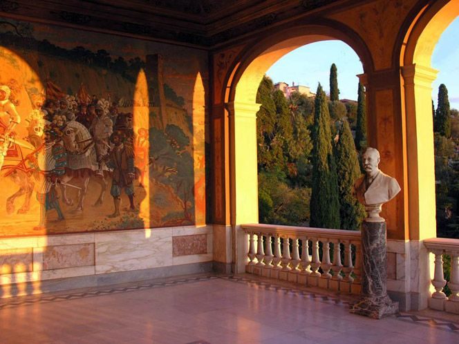 Loggia affrescata di Villa Hanbury con vista sui giardini