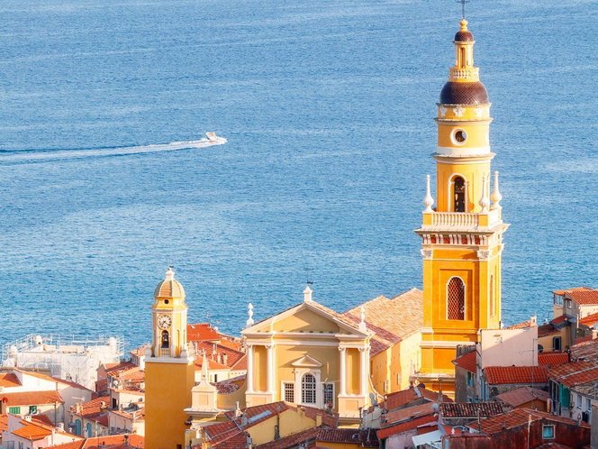 Vista sui tetti della città vecchia di Mentone e sul mare