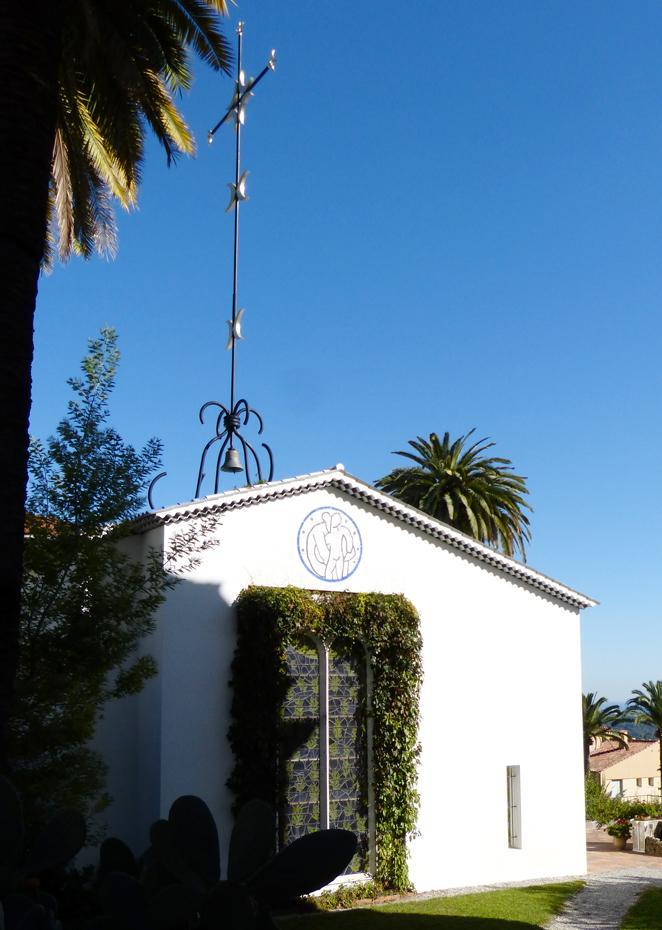 Esterno bianco della Chapelle du Rosaire di Matisse a Vence