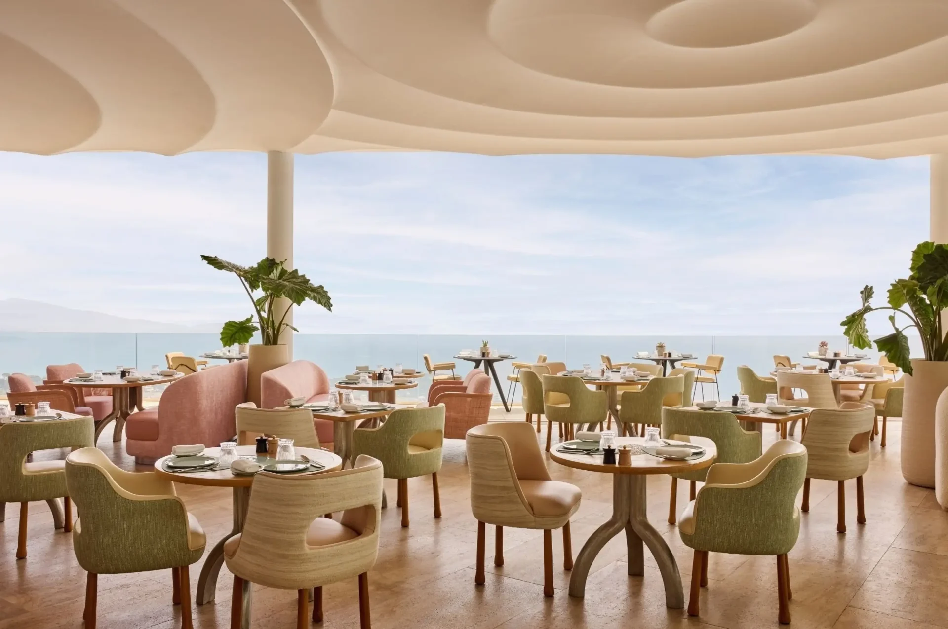 Sala ristorante del Maybourne Riviera con vista sul mare