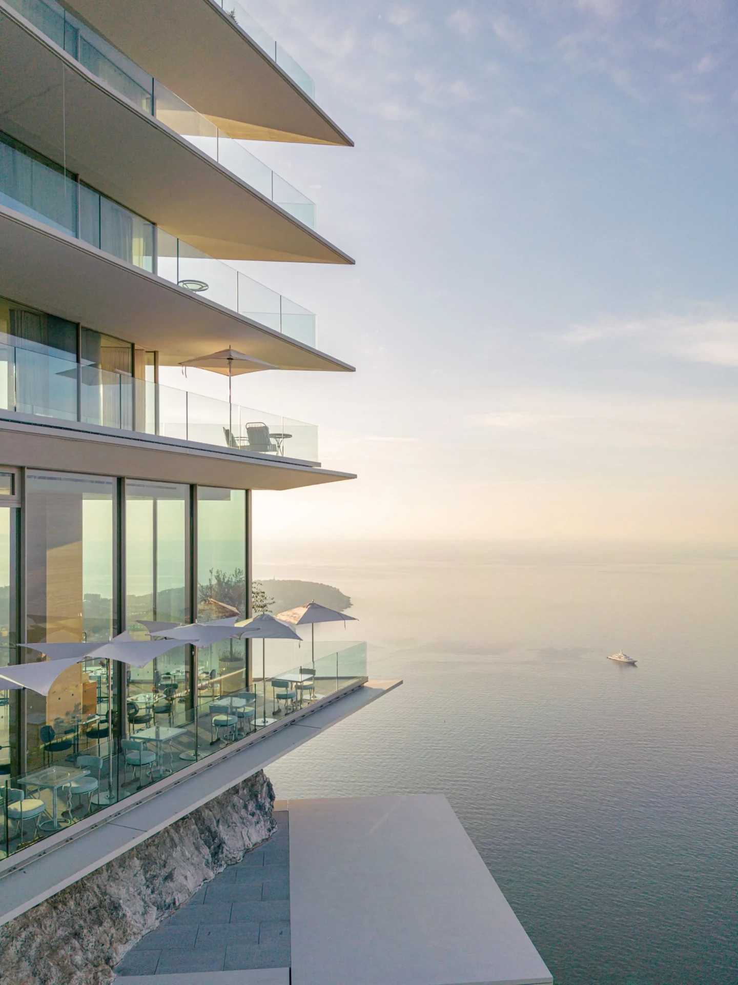 Facciata sospesa del Maybourne Riviera sullo sperone di roccia