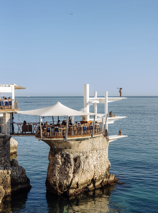 Ristorante Le Plongeoir sospeso su uno scoglio nel Port de Nice