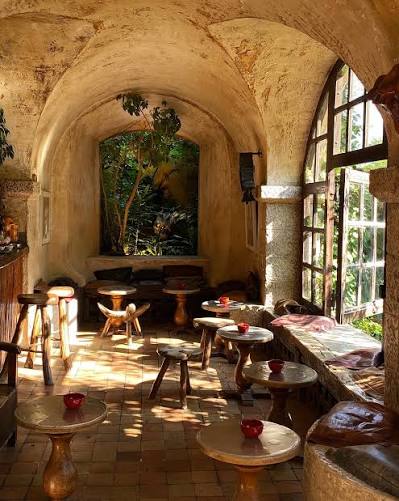 La Colombe d'Or, il bar con volte e mobili d'autore