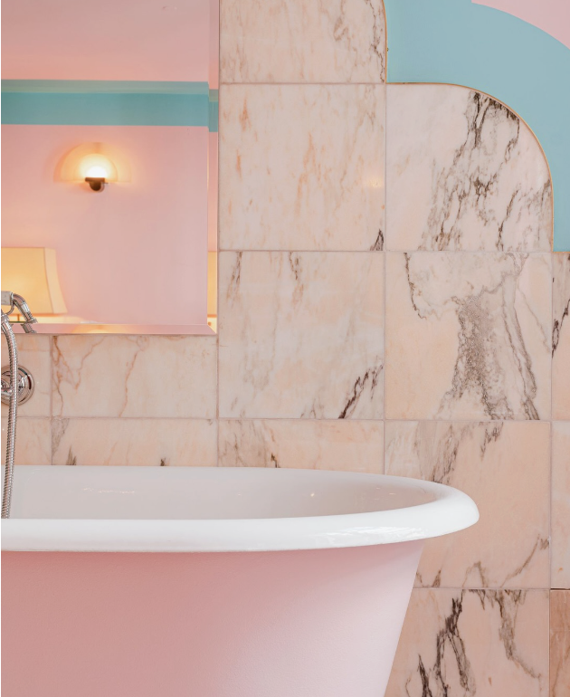 Bagno in marmo rosa e azzurro pastello con vasca vintage
