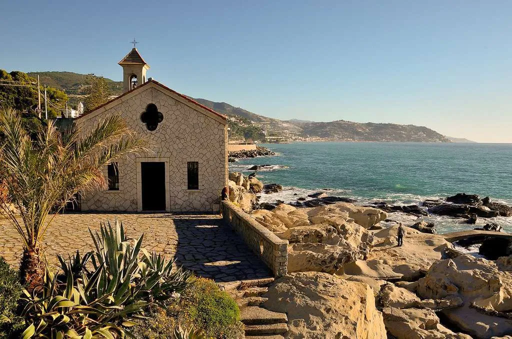 Cappella di Sant'Ampelio sul mare a Bordighera